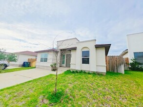 2206 Durazno Ct in Laredo, TX - Building Photo - Building Photo
