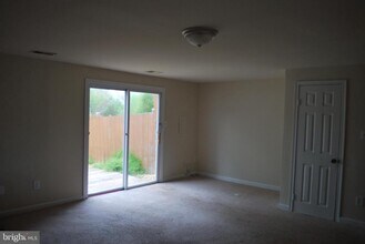 4655 Whitaker Pl in Woodbridge, VA - Building Photo - Building Photo