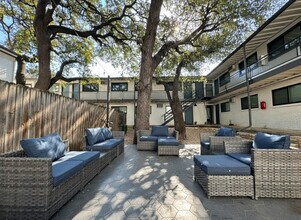 Deep Eddy Flats in Austin, TX - Foto de edificio - Building Photo
