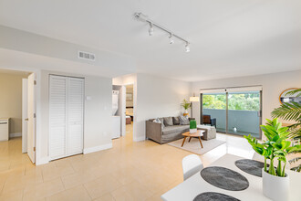 Orduna Court in Coral Gables, FL - Foto de edificio - Building Photo