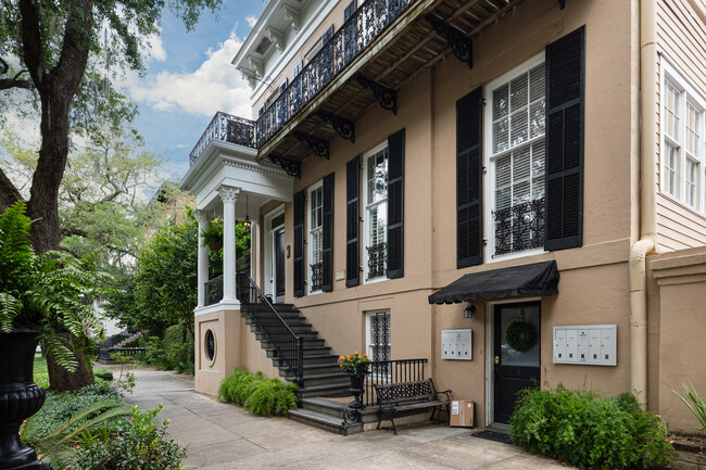 East Jones Street Condominium in Savannah, GA - Foto de edificio - Building Photo