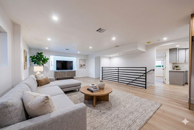 1656 S Hayworth Ave in Los Angeles, CA - Building Photo - Building Photo