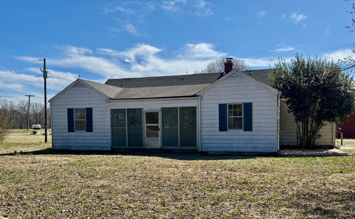 14101 Genito Rd in Amelia Court House, VA - Building Photo