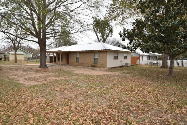 608 Wilkes St in Smithville, TX - Foto de edificio - Building Photo