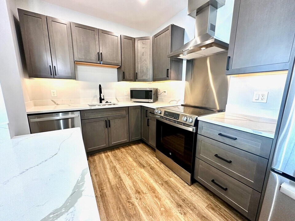 21 Summer St in Natick, MA - Building Photo