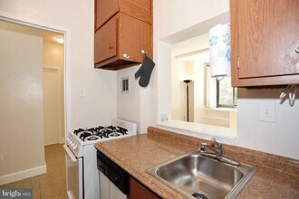 1021 Arlington Blvd, Unit 333 in Arlington, VA - Building Photo - Building Photo
