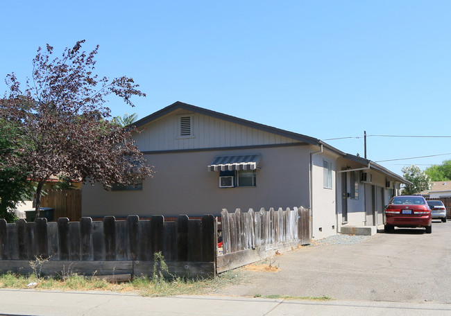 316-18 20 22 N. Acacia Ave in Manteca, CA - Building Photo - Building Photo