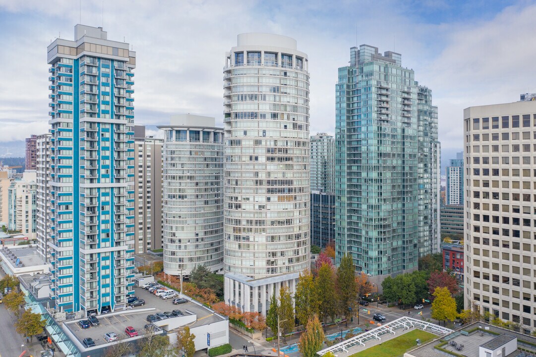 Palisades in Vancouver, BC - Building Photo