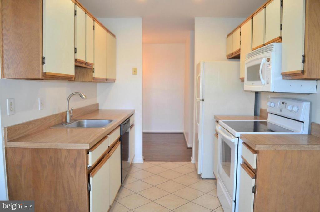 8383 Buttress Ln in Manassas, VA - Building Photo