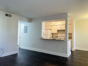 2405 NW 33rd St, Unit 1208 in Oakland Park, FL - Foto de edificio - Building Photo