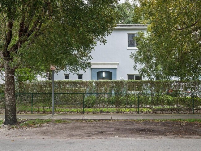 2730 SW 26th St in Miami, FL - Building Photo - Building Photo