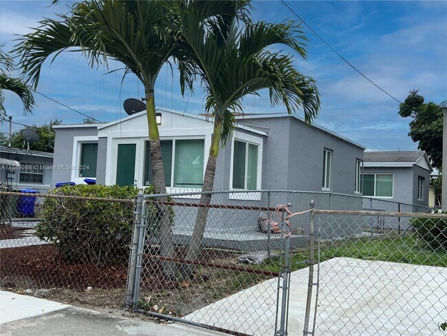 6938 NW 6th Ave, Unit Front in Miami, FL - Building Photo - Building Photo