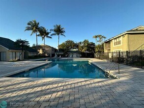 4008 NW 87th Ave in Sunrise, FL - Building Photo - Building Photo