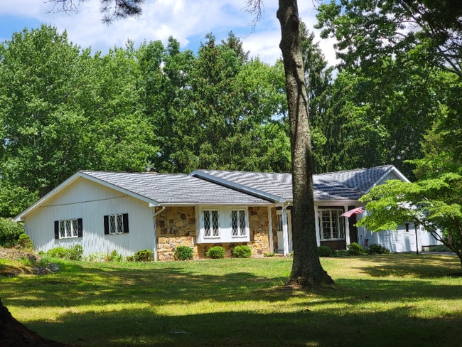 335 Colgate Ln in East Stroudsburg, PA - Building Photo - Building Photo