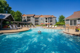 Fountains at Meadow Wood in Clarksville, TN - Foto de edificio - Building Photo