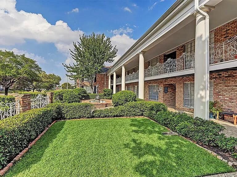 2101 Fountain View Dr in Houston, TX - Building Photo