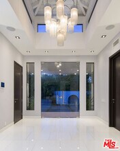 900 N Hillcrest Rd in Beverly Hills, CA - Building Photo - Building Photo