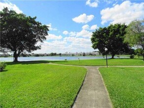 3441 NW 44th St, Unit 107 in Lauderdale Lakes, FL - Building Photo - Building Photo