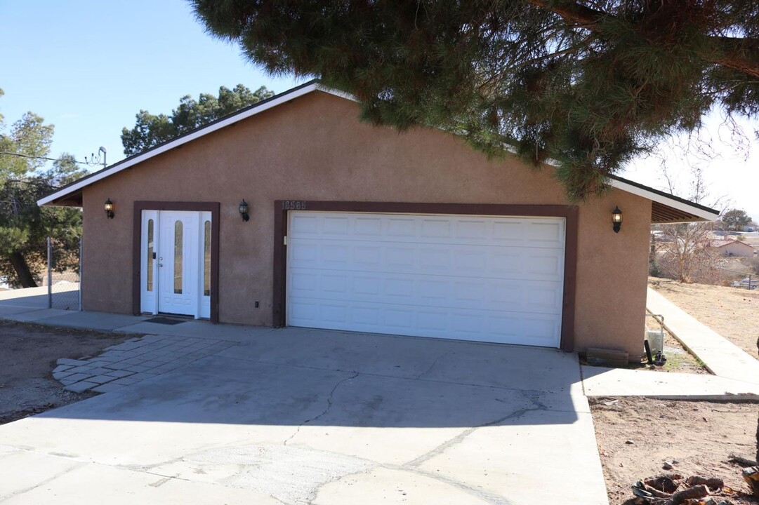 18565 Talisman St in Hesperia, CA - Building Photo