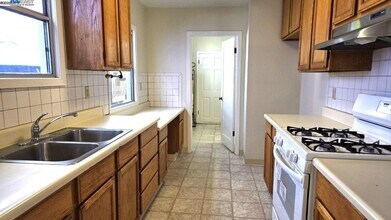 702 Solano Ave in Albany, CA - Building Photo - Building Photo