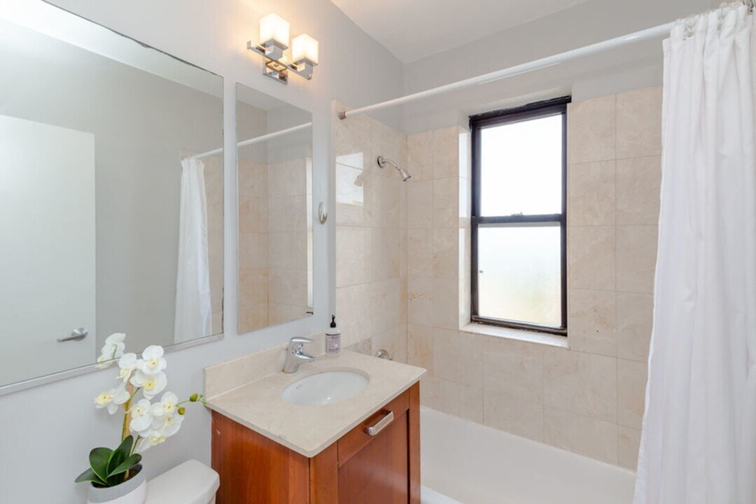 732 W Bittersweet Pl in Chicago, IL - Building Photo