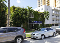 126 Mendoza Ave in Coral Gables, FL - Foto de edificio - Building Photo