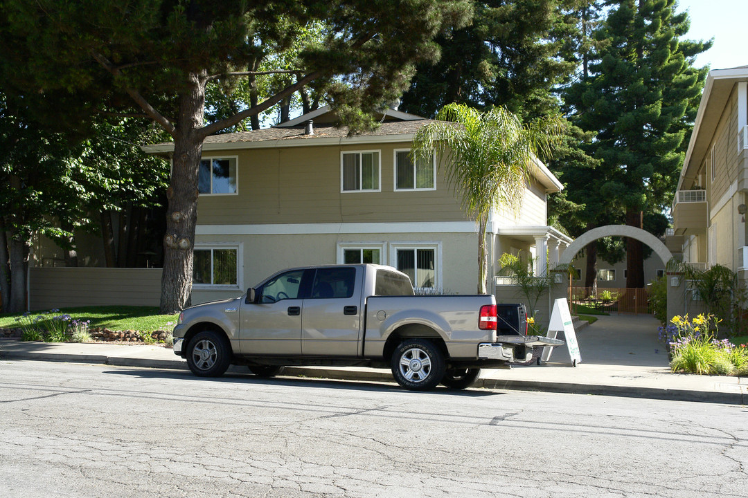 1210 Mills St in Menlo Park, CA - Building Photo