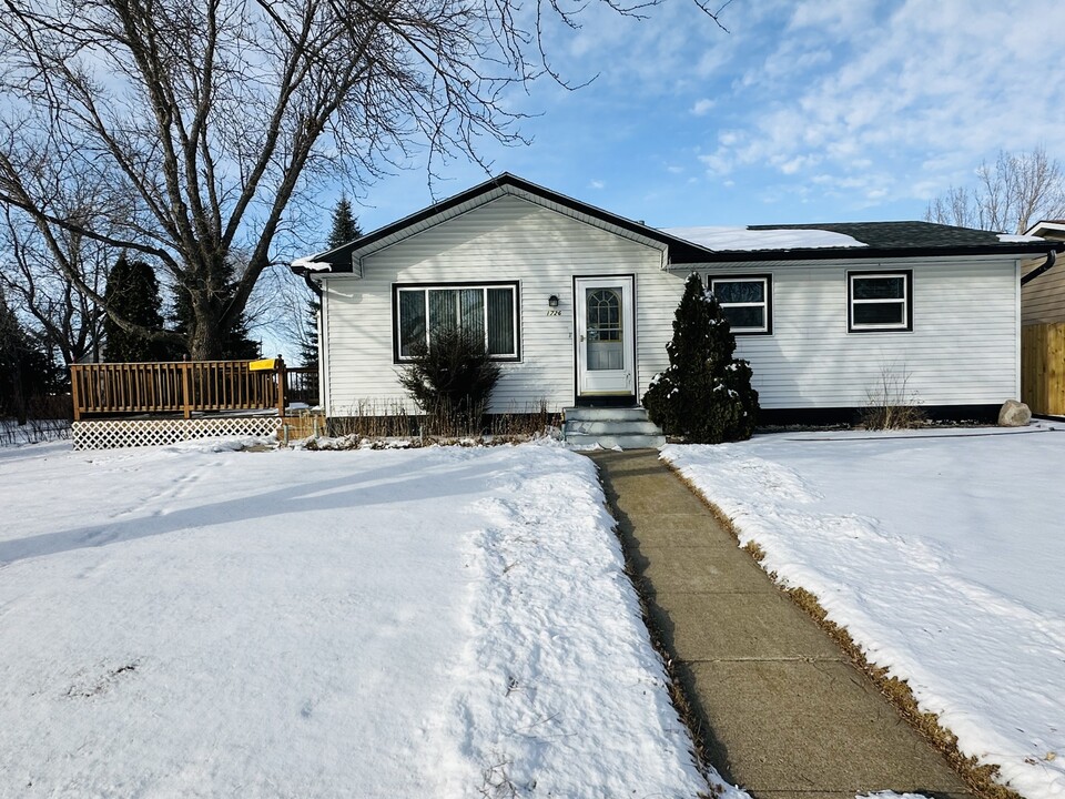 1726 9th Ave SW in Aberdeen, SD - Building Photo