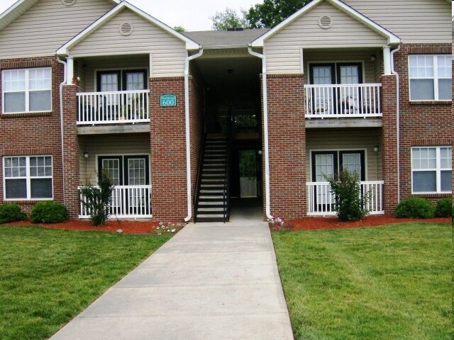 Briarwood Apartment Homes in Tullahoma, TN - Foto de edificio - Building Photo