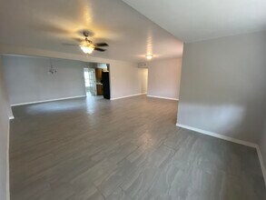 10387 Yellowstone St in El Paso, TX - Foto de edificio - Building Photo