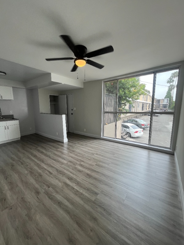 7406 S Hoover St in Los Angeles, CA - Building Photo - Building Photo