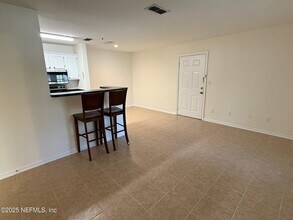 7701 Timberlin Park Blvd in Jacksonville, FL - Foto de edificio - Building Photo
