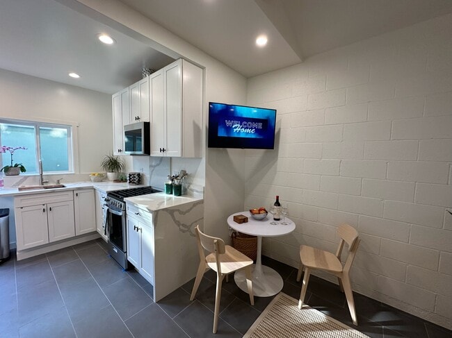 6353 W 84th St, Unit New Guesthouse in Los Angeles, CA - Building Photo - Building Photo