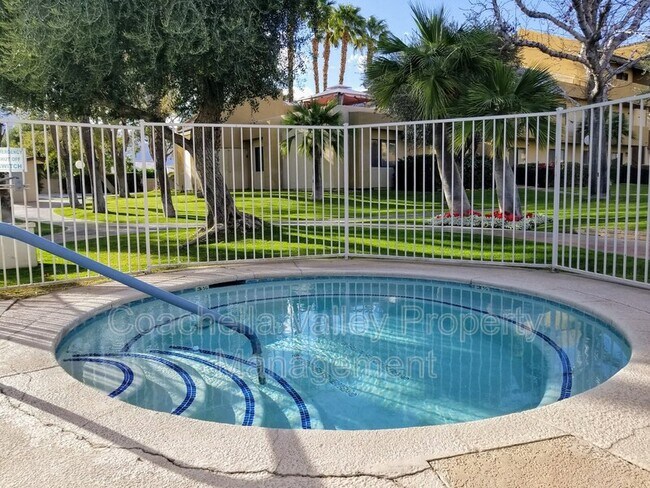 32200 Cathedral Canyon Dr in Cathedral City, CA - Foto de edificio - Building Photo