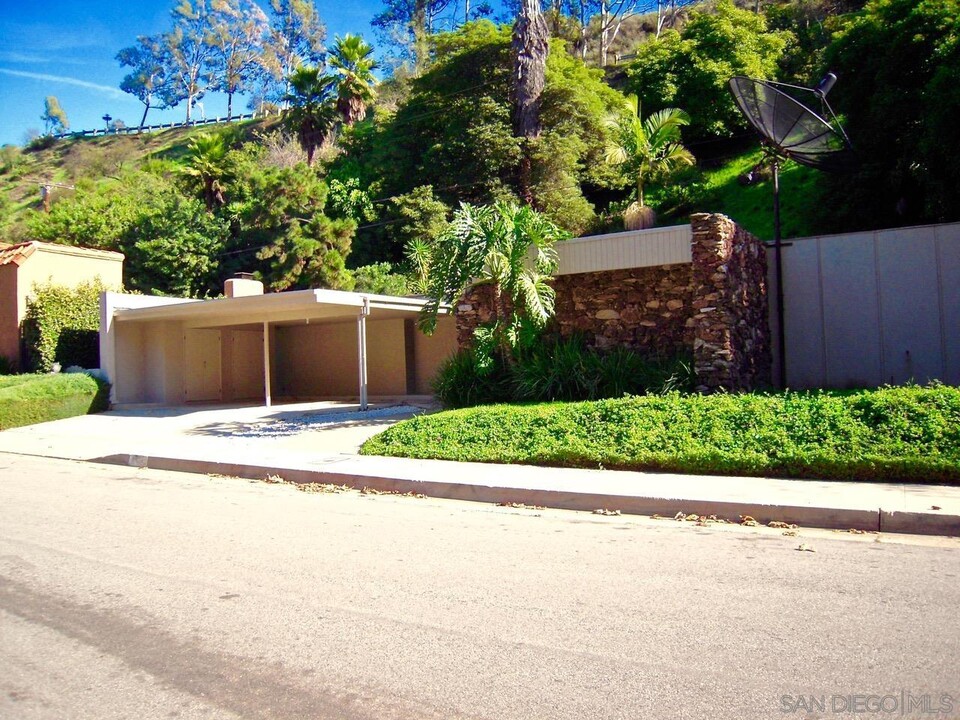 2032 N Beverly Dr in Beverly Hills, CA - Building Photo