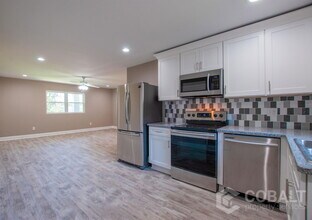 2331 Peachwood Cir NE in Atlanta, GA - Building Photo - Building Photo