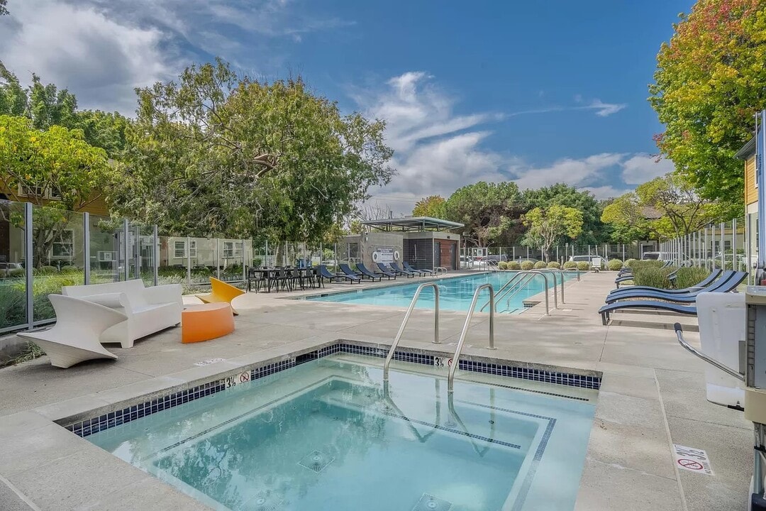 5875 Interceptor St in Los Angeles, CA - Foto de edificio