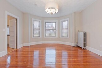 94 Gladstone St, Unit 1 in Boston, MA - Foto de edificio - Building Photo