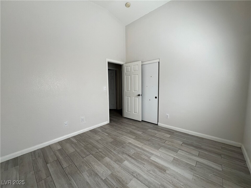 1921 Cam Mirada in North Las Vegas, NV - Foto de edificio