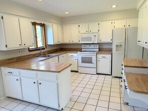 17 Threepence Dr in Melville, NY - Building Photo - Building Photo