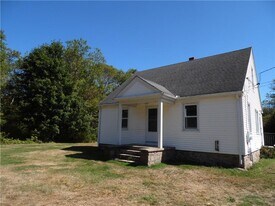182 Westerly Bradford Rd in Westerly, RI - Building Photo