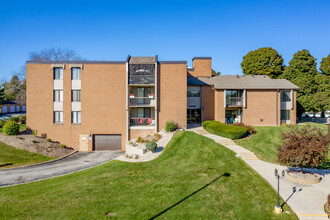 Park Plaza Apartments in Brown Deer, WI - Foto de edificio - Building Photo