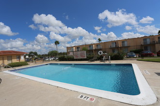 Los Cedros Apartments in Brownsville, TX - Building Photo - Building Photo