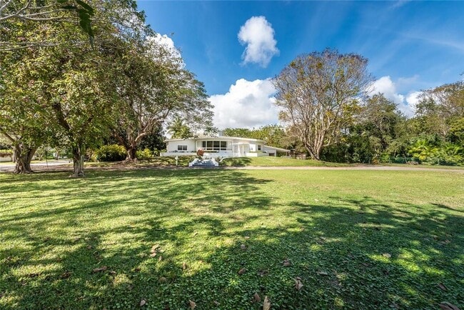 6205 SW 108th St in Pinecrest, FL - Foto de edificio - Building Photo