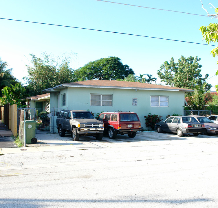 560 NE 67th St in Miami, FL - Foto de edificio