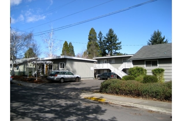 Bridge & Lee Apartments in Ashland, OR - Building Photo