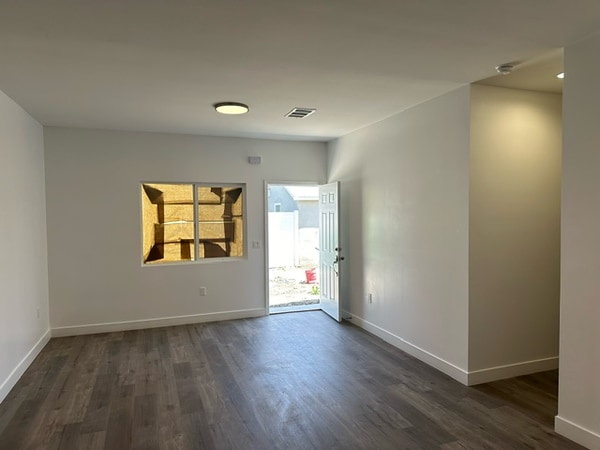 1083 W 9th St in San Bernardino, CA - Foto de edificio - Building Photo