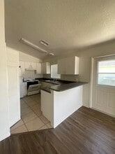 5854 8th St, Unit 5854 in Zephyrhills, FL - Foto de edificio - Building Photo