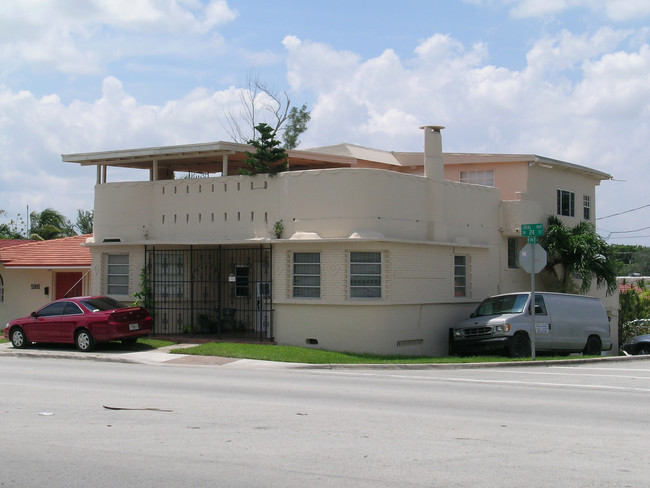 5905 SW 24th St in Miami, FL - Foto de edificio - Building Photo