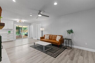 3112 Val Dr in Austin, TX - Foto de edificio - Building Photo